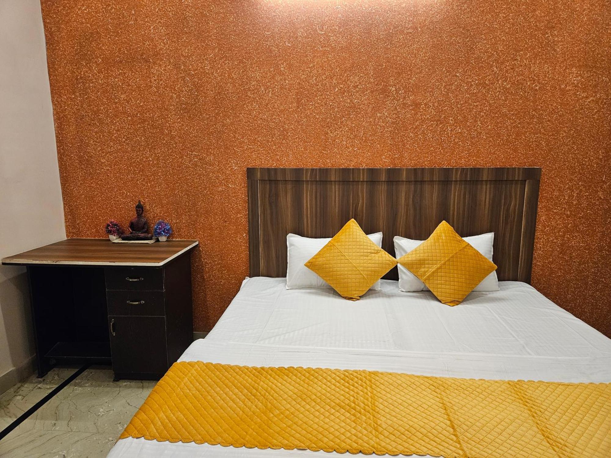 Krishna'S Land Hotel Vrindavan Exterior photo