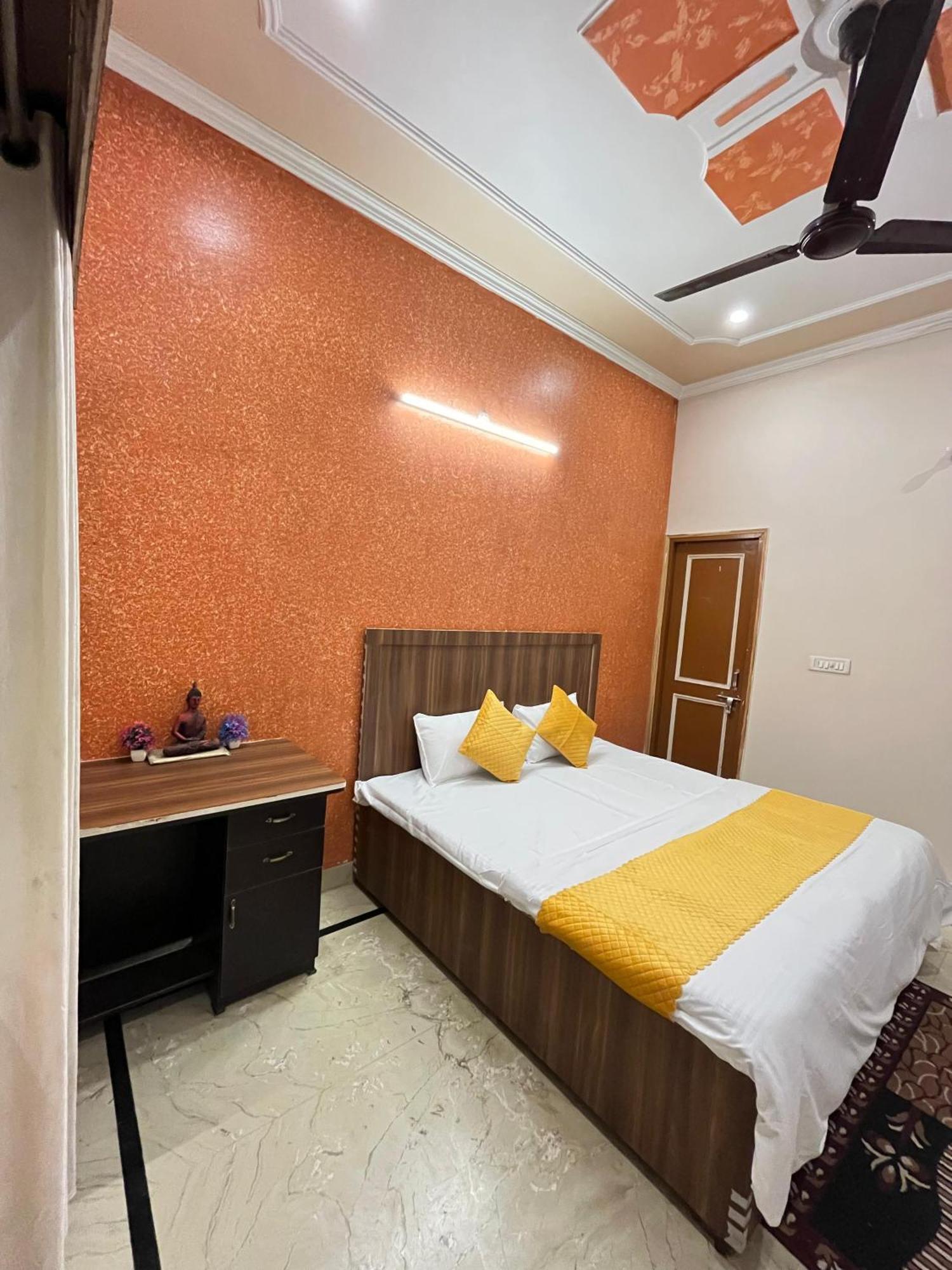 Krishna'S Land Hotel Vrindavan Exterior photo