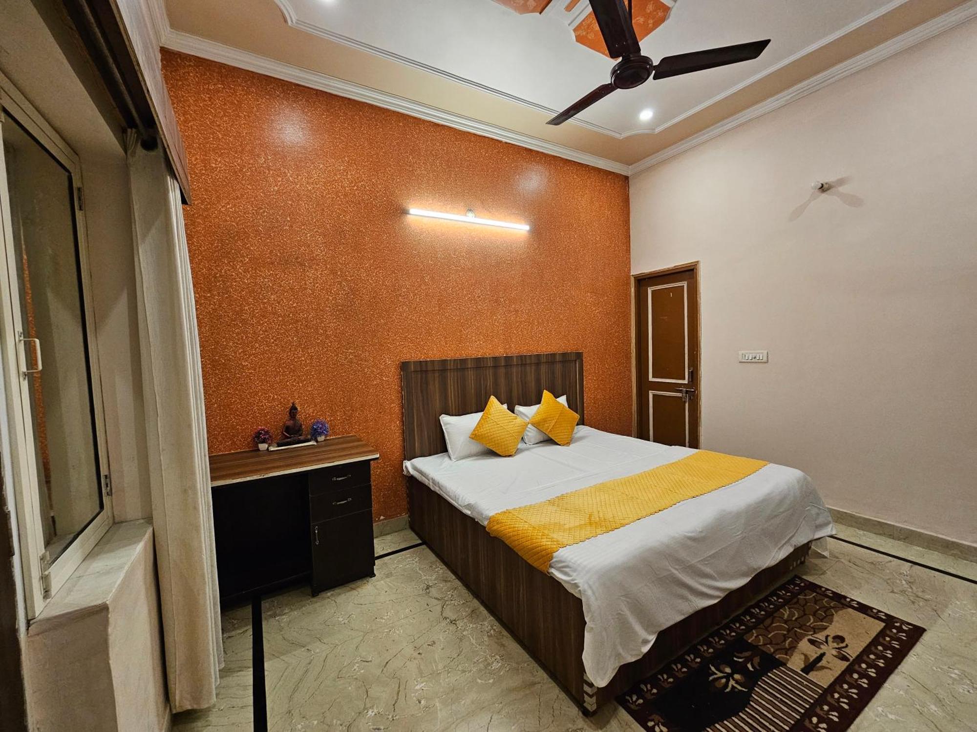 Krishna'S Land Hotel Vrindavan Exterior photo
