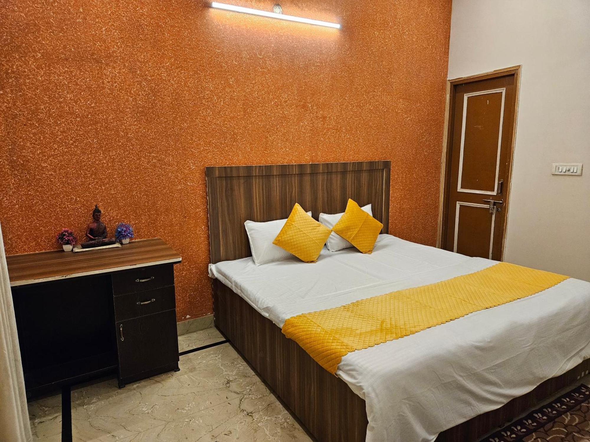 Krishna'S Land Hotel Vrindavan Exterior photo
