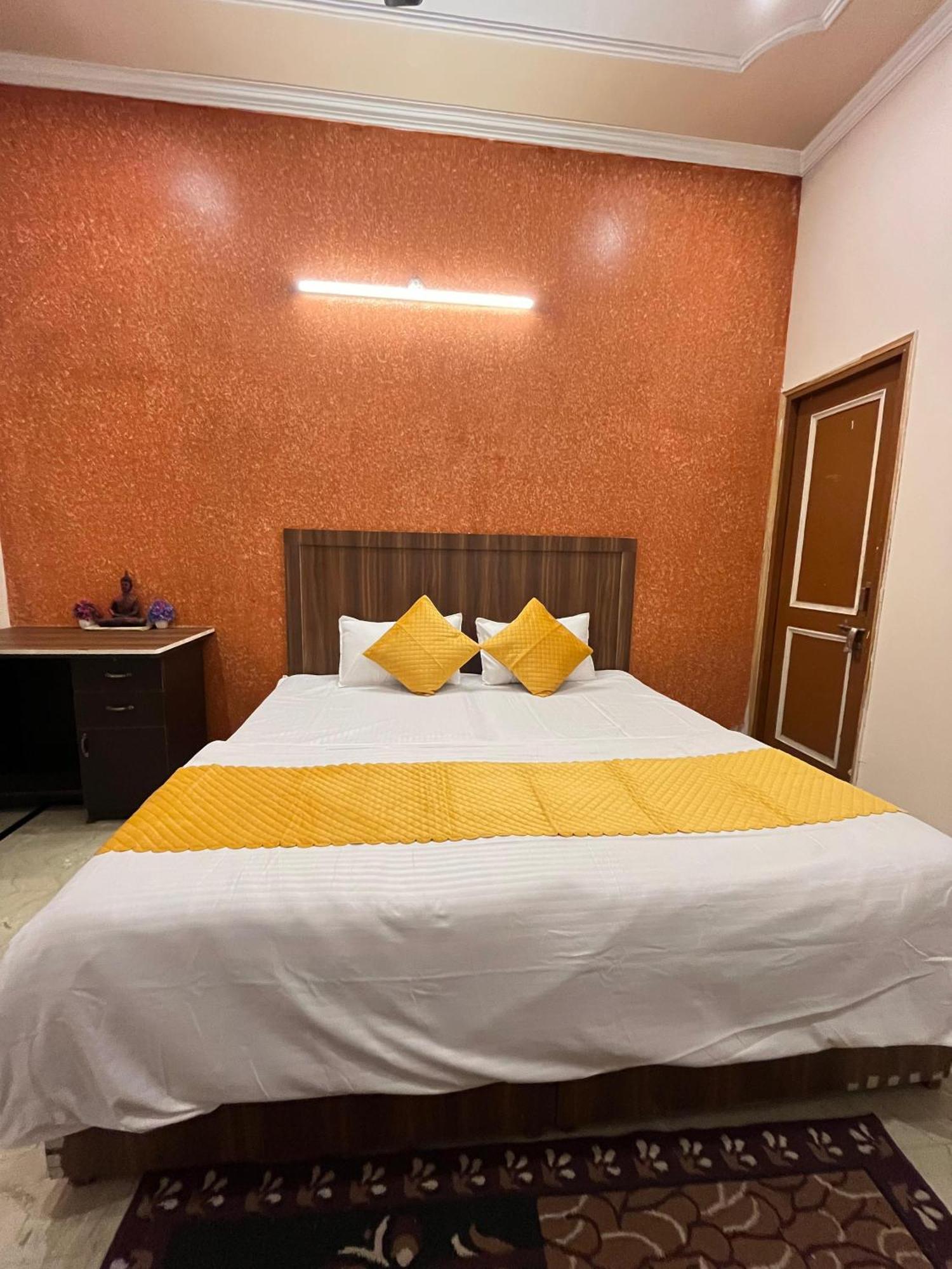 Krishna'S Land Hotel Vrindavan Exterior photo